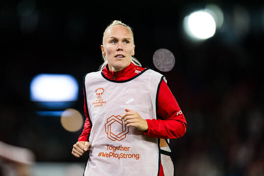 Maria Thorisdottir of Brann warms up