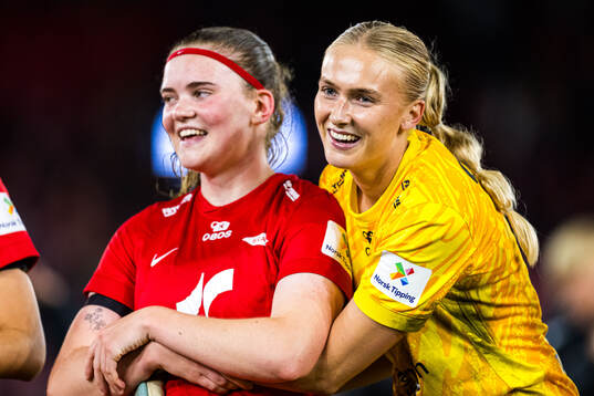 Signe Gaupset and goalkeeper Selma Panengstuen of Brann