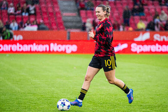 Elisabeth Terland of Manchester United warms up