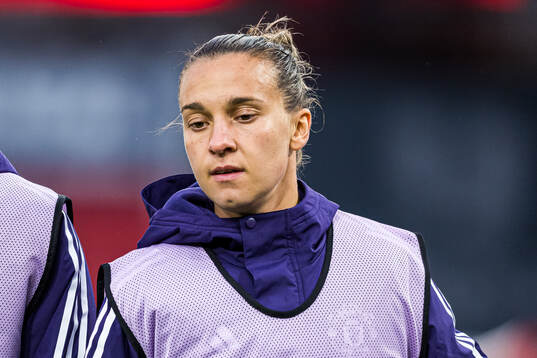Julia Zigiotti Olme of Manchester United warms up