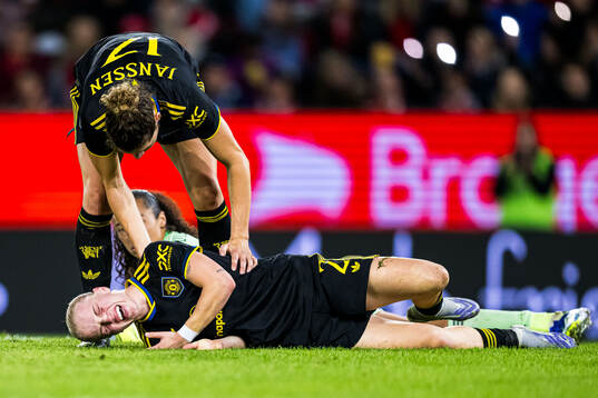 Anna Sandberg of Manchester United in pain