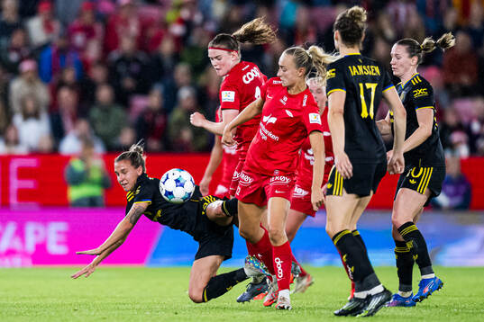 Julia Zigiotti Olme of Manchester United and Signe Gaupset