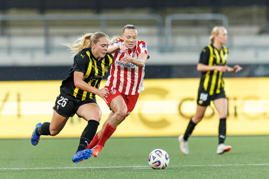 Alice Bergström of Häcken and Synne Jensen of Atletico