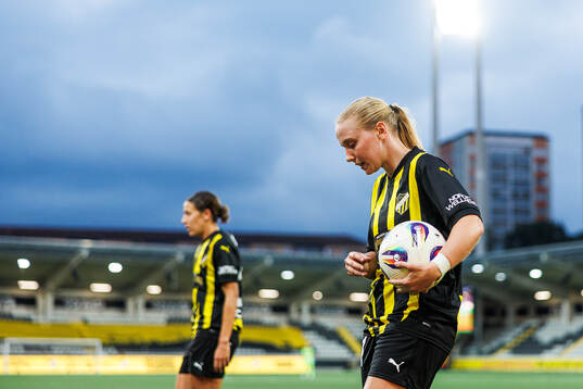 Johanna Fossdalsá Sørensen and Tabby Tindell of Häcken