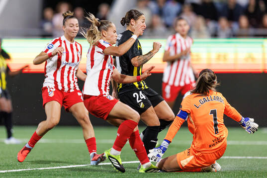 Tabby Tindell of Häcken and Lola Gallardo of Atletico