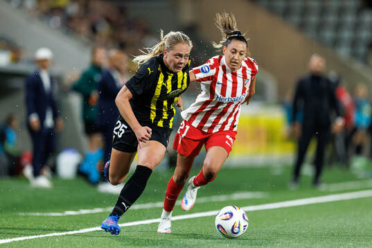 Alice Bergström of Häcken and Fiamma Benítez