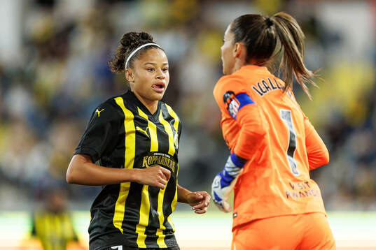 Felicia Schröder of Häcken and goalkeeper Lola Gallardo
