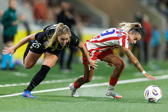 Alice Bergström of Häcken and Macarena Portales of