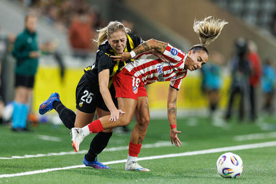 Alice Bergström of Häcken and Macarena Portales of
