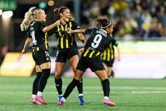 Felicia Schröder of Häcken celebrates