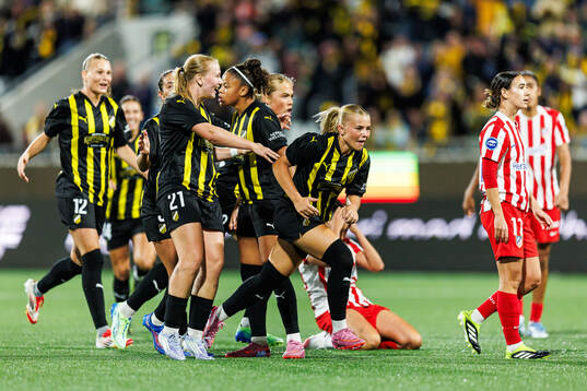 Felicia Schröder of Häcken celebrate with teammates