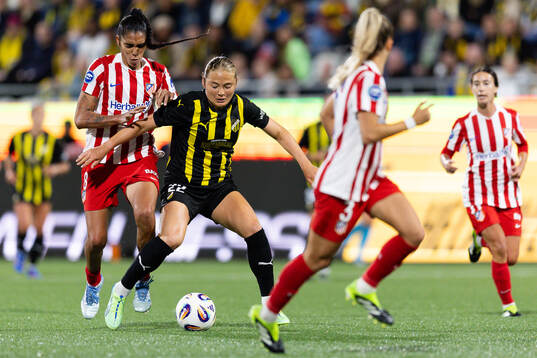 Gabriela Garcia of Atletico Madrid and Paulina Nyström of