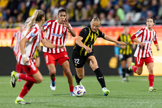 Gabriela Garcia of Atletico Madrid and Paulina Nyström of