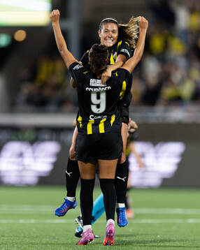 Felicia Schröder of Häcken celebrates with team mate Mary