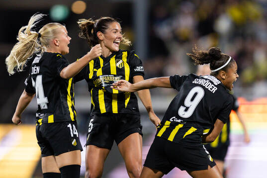Felicia Schröder of Häcken celebrates with team mates,
