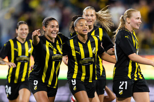 Felicia Schröder of Häcken celebrates with team mates