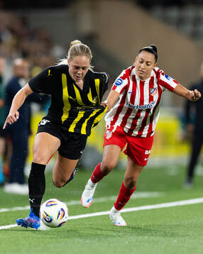 Alice Bergström of Häcken and Macarena Portales of