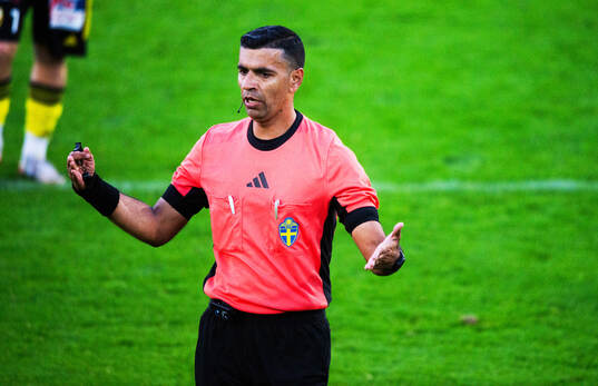 Domaren Barech Afzal Khan i matchen i div. 2 mellan IFK