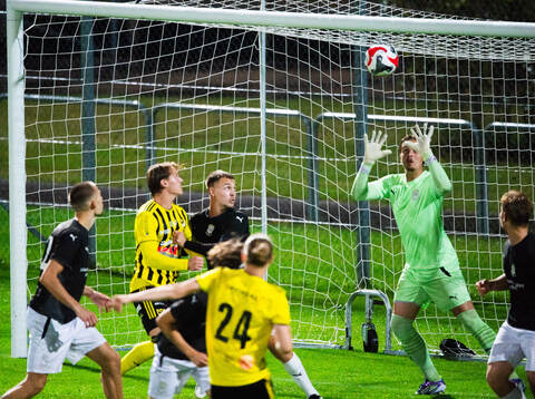IFK Hässleholms Lucas Johnsson nickar mot mål i matchen i