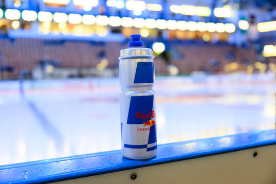 Vattenflaska med Red Bull -logo
