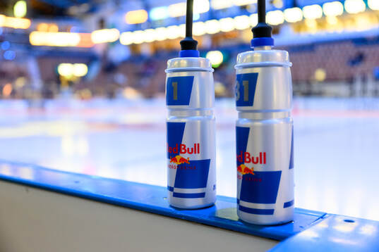 Vattenflaska med Red Bull logo