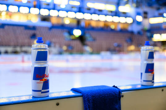Vattenflaska med Red Bull logo