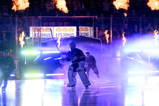 HV71s målvakt Lassi Lehtinen åker in på isen