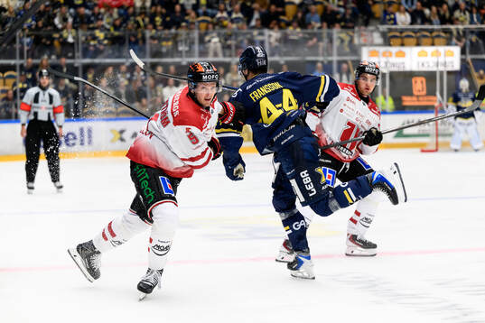 Örebros Gustav Backström och HV71s Hugo Fransson
