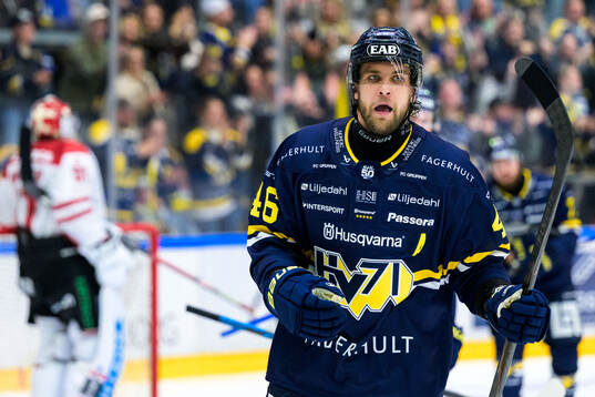 HV71s Joona Luoto jublar