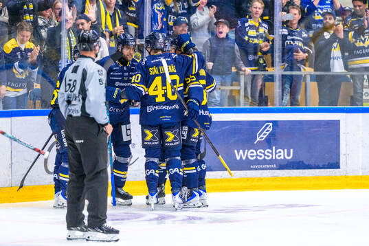 HV71s Joona Luoto jublar