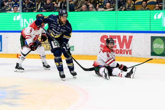 HV71s Joona Luoto och Örebros Filip Berglund