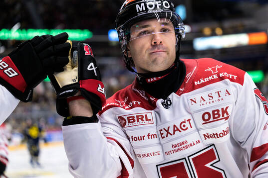 Örebros David Quenneville jublar