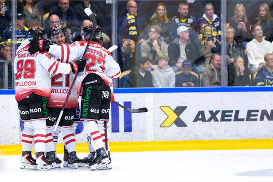 Örebros Patrik Puistola jublar med lagkamrater