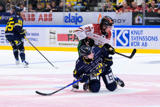 Örebros Glenn Gustafsson och HV71s Niklas Hansson