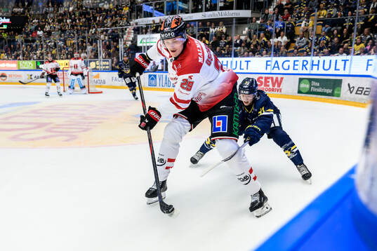 Örebros Milton Oscarson och HV71s Aleksi Heponiemi