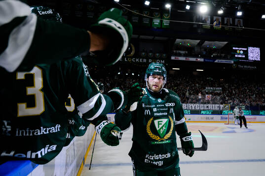 Färjestads Axel Bergkvist jublar