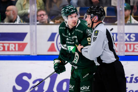 Färjestads Marian Studenic lämnar isen