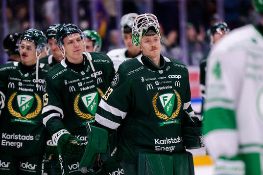 Färjestads Jack Berglund och målvakt Emil Larmi deppar