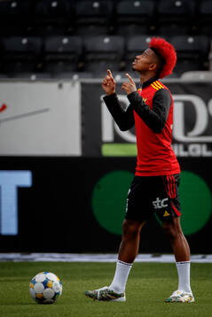 Östersunds Chovanie Shakur Amatkarijo ber innan matchen