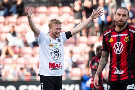 Örebros Karl Holmberg jublar