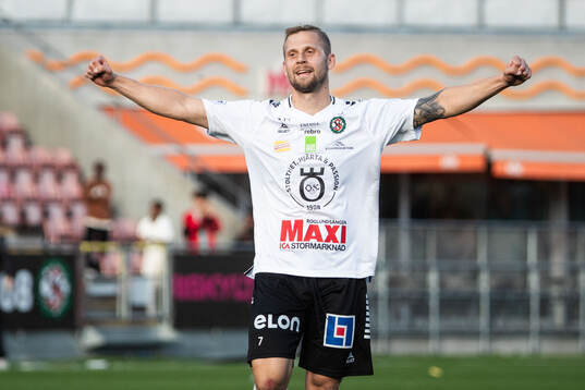 Örebros Erik Andersson jublar