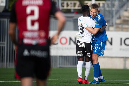 Örebro Joseph Baffoe och Jakub Ojrzynski jublar
