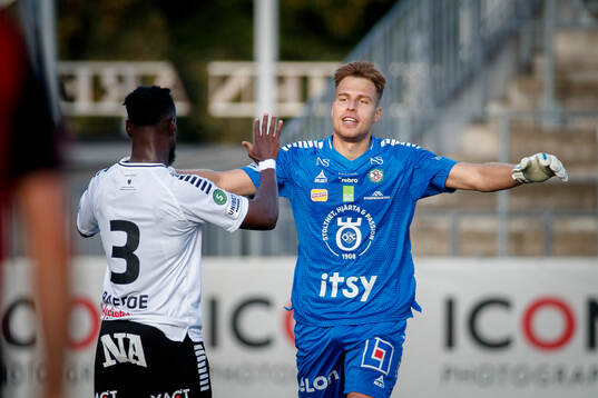 Örebros Joseph Baffoe och Jakub Ojrzynski jublar