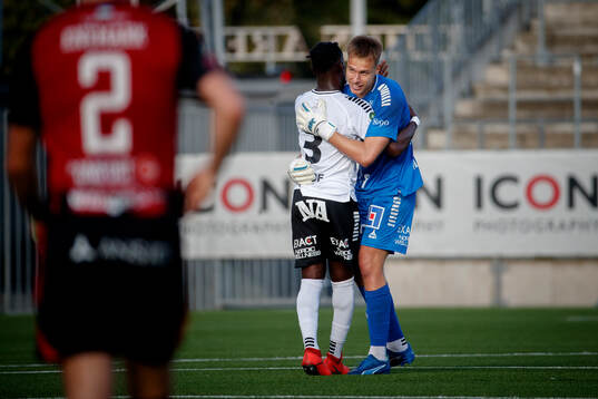 Örebros Joseph Baffoe och Jakub Ojrzynski jublar