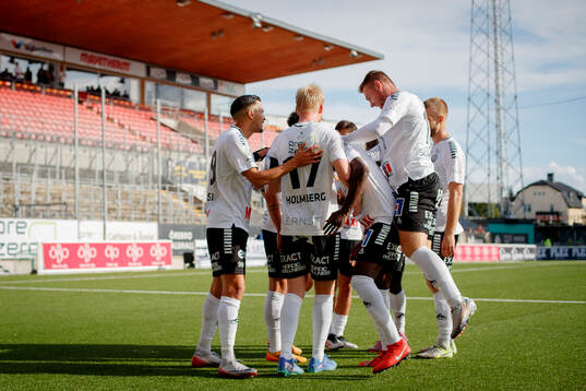 Örebros Ahmed Yasin och Karl Holmberg jublar