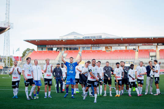 Örebros målvakt Jakub Ojrzynski och Ahmed Yasin jublar