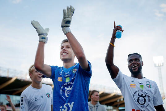 Örebros målvakt Jakub Ojrzynski och Joseph Baffoe jublar