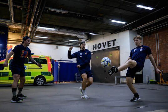 Djurgårdens spelare värmer upp