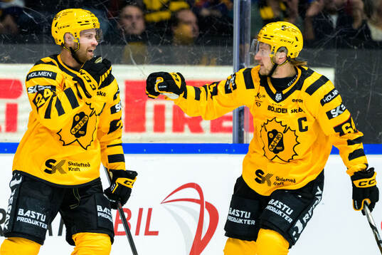 Skellefteås Oscar Lindberg och Jonathan Pudas jublar