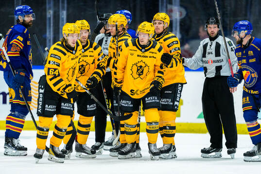 Skellefteås Jonathan Pudas jublar med lagkmarter